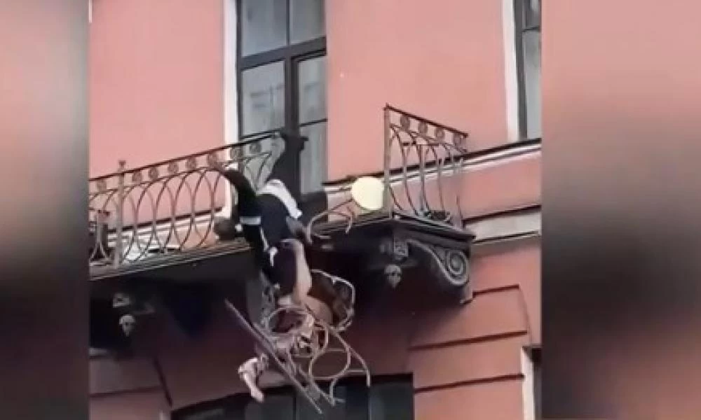 Ρωσία: Ζευγάρι έπεσε από το μπαλκόνι κατά την διάρκεια καυγά